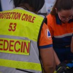 Des bénévoles et médecin de la Protection Civile de la Mayenne prodiguent des gestes de premiers secours lors d'un motocross