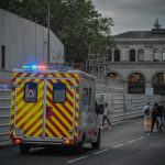 Ambulance de la Protection Civile de la Mayenne évacue une victime vers un centre hospitalier