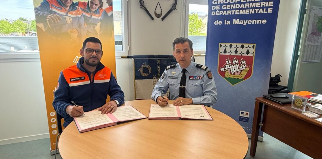 Rémy Besson, président de la Protection Civile de la Mayenne et le colonel Xavier Dumolard De Bonviller, commandant du Groupement de Gendarmerie de la Mayenne, signent la convention à Laval le 27 avril 2026.