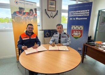 Rémy Besson, président de la Protection Civile de la Mayenne et le colonel Xavier Dumolard De Bonviller, commandant du Groupement de Gendarmerie de la Mayenne, signent la convention à Laval le 27 avril 2026.